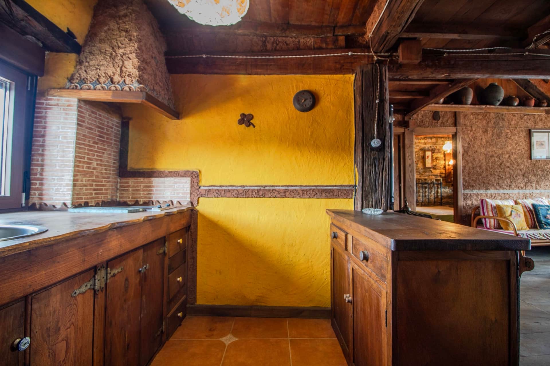 Cocina abierta y lareira de La Lumbre